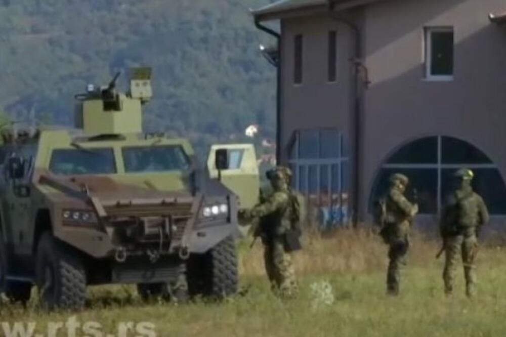 Četiri oklopna vozila Vojske Srbije nadomak Jarinja! (VIDEO)