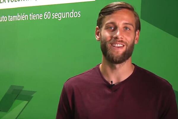 IZGUBIO DERBI PA GA SAČEKALO NAJVEĆE IZNENAĐENJE: Devojka kleknula i ZAPROSILA fudbalera nasred terena! (FOTO)