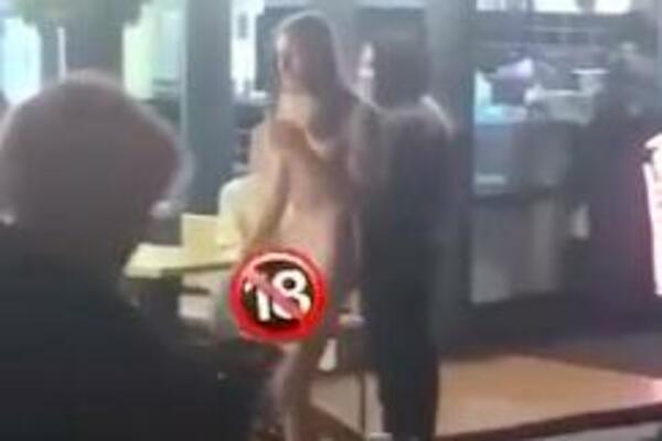 SKINUO SE POTPUNO GO I NAPAO LJUDE SA RAZBIJENOM FLAŠOM: Horor na ulici u Kijevu! (VIDEO)