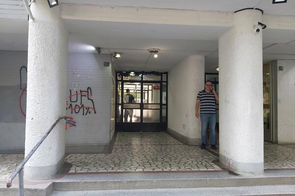 PRVE FOTOGRAFIJE SA MESTA HORORA NA VOŽDOVCU: Čovek skočio u smrt na hodniku zgrade! (FOTO)