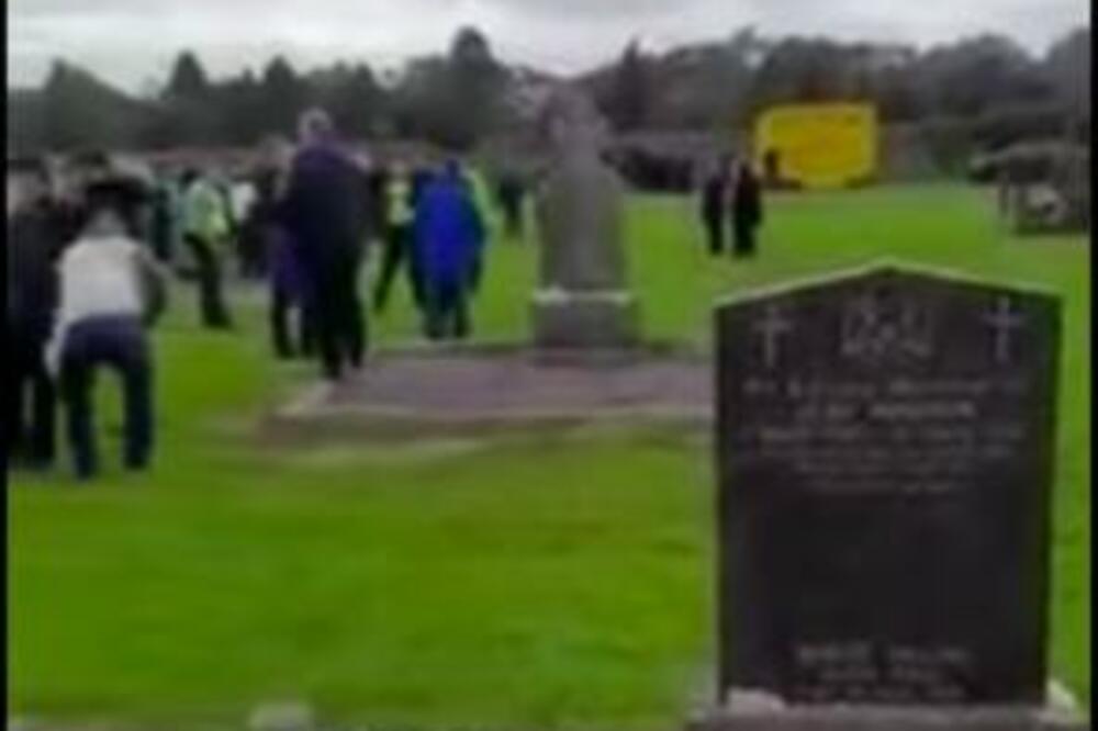 MASOVNA TUČA NA SAHRANI - NIJE SE ZNALO KO KOGA BIJE: Kovčeg pao na pod, sevali i NOŽEVI! (VIDEO)