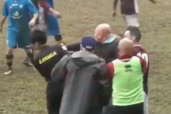 SKANDAL - TRENER KROŠEOM ZABO SUDIJU U GLAVU! Nije se mirio sa isključenjem, sad ga čeka mnogo gora kazna! (VIDEO)