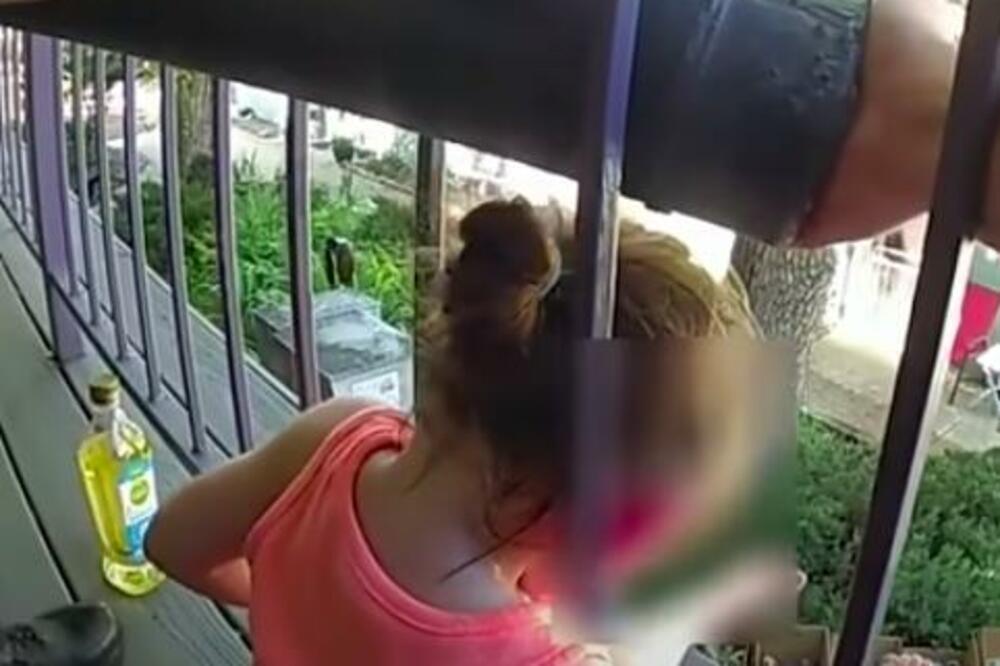 DEVOJČICA ZAGLAVILA GLAVU MEĐU REŠETKE: Dok policajci spasavaju dete, "brižna" majka sve snima telefonom! (VIDEO)