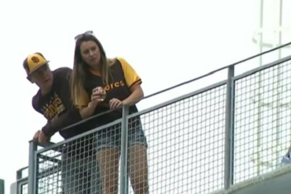 MAJKA I SIN (2) PALI SA TERASE STADIONA U SMRT: Policija zbog 1 detalja NEMA MIRA