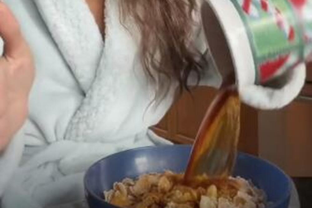 NEĆETE VEROVATI ŠTA OVA DEVOJKA MEŠA ZA DORUČAK: Dok se jednu ZGRAŽAVAJU, drugi jedva čekaju DA ISPROBAJU (VIDEO)