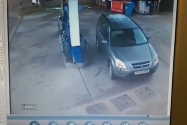 ZNATE LI ČEMU SLUŽI STRELICA NA POKAZIVAČU GORIVA? Vodite računa da vam se ne desi isto što i ŽENI sa HIT SNIMKA!