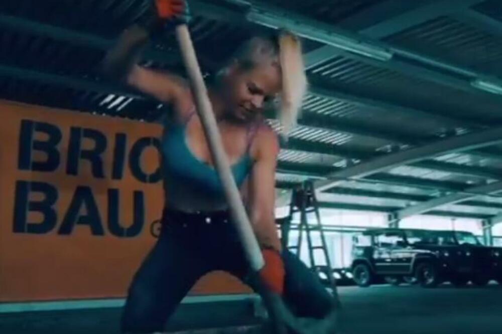 VRELA PLAVUŠA ZBOG KOJE ĆE VAM PASTI VILICA: Radi na GRAĐEVINI, jaka je KAO ZEMLJA, a njene OBNAŽENE fotke UBIJAJU!