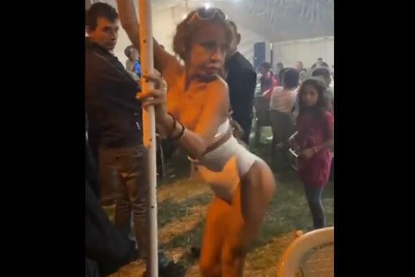 NJIŠE SE U MINJATURNOM BELOM KOSTIMČIĆU: Zaigrala na VAŠARU u Obrenovcu oko ŠIPKE, svi je gledaju u ČUDU! (VIDEO)