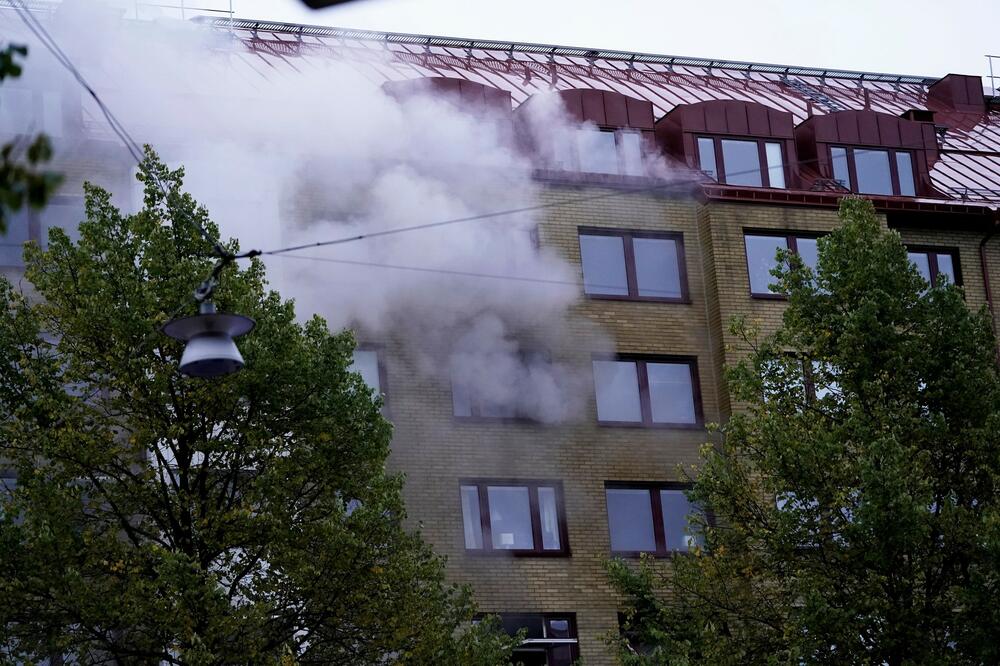 LJUDE IZ STANOVA IZVLAČILI MERDEVINAMA: 4 osobe teško povređene u eksploziji i požaru u Geteborgu! (FOTO/VIDEO)