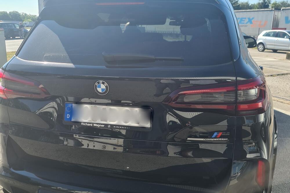 PRTLJAŽNIK BMW PUN NEPRIJAVLJENE ROBE! Slovenac uhvaćen na Kelebiji, u isto vreme i na Horgošu nastala drama!