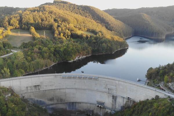 ZELENE ALGE SE POJAVILE NA JEZERU VRUTCI SA KOG SE ČITAV SRPSKI GRAD SNABDEVA VODOM: Građani uplašeni za kvalitet