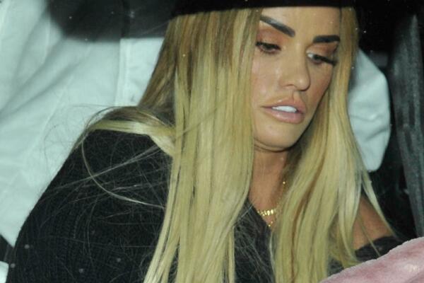 PIJANA IZAZVALA UDES, PA SE PRIJAVILA ZA LEČENJE: Starleta UHVAĆENA ispred klinike za ODVIKAVANJE!