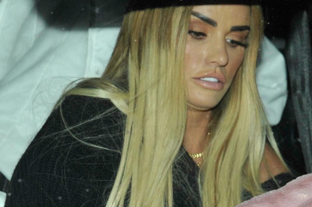 PIJANA IZAZVALA UDES, PA SE PRIJAVILA ZA LEČENJE: Starleta UHVAĆENA ispred klinike za ODVIKAVANJE!