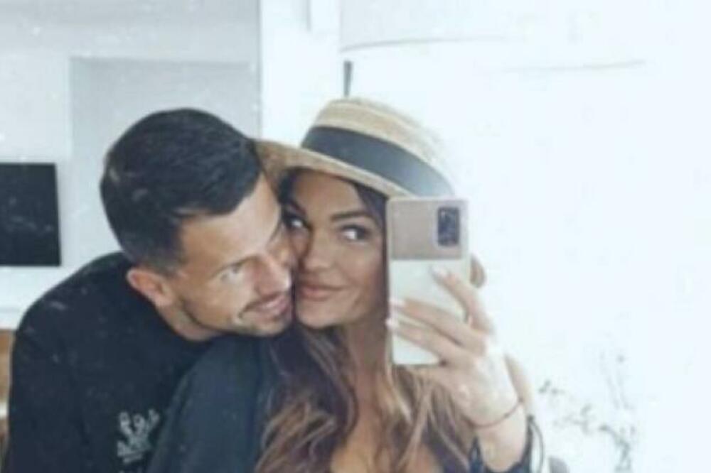 SRPSKA PEVAČICA MAZNULA FUDBALERA PA OTIŠLI VAN SRBIJE: Uslikano šta rade, celog ga je UHVATILA!