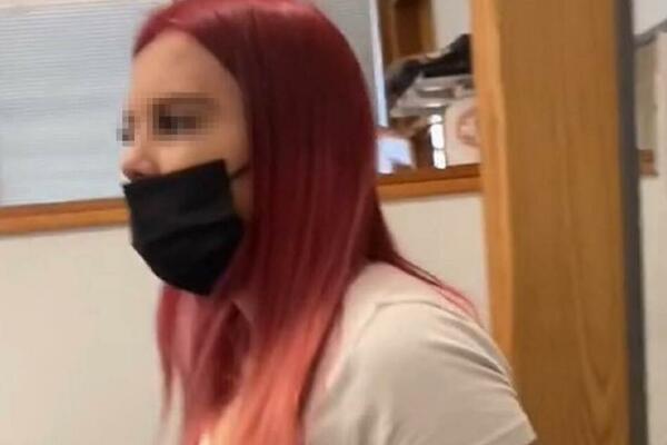 DEVOJČICA IZBAČENA ZBOG NEPRIMERENE ODEĆE IZ ŠKOLE: Majka NAPALA direktorku, pa je ZAKUCALA sa 1 pitanjem! (VIDEO)