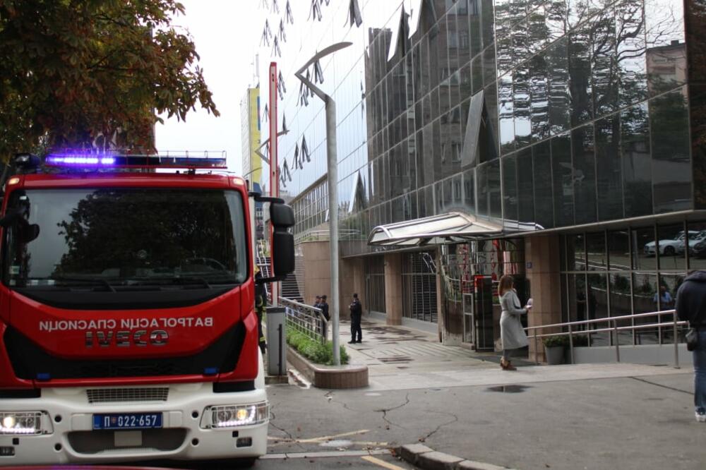 GORI ZGRADA U NOVOM SADU: Naređena evakuacija