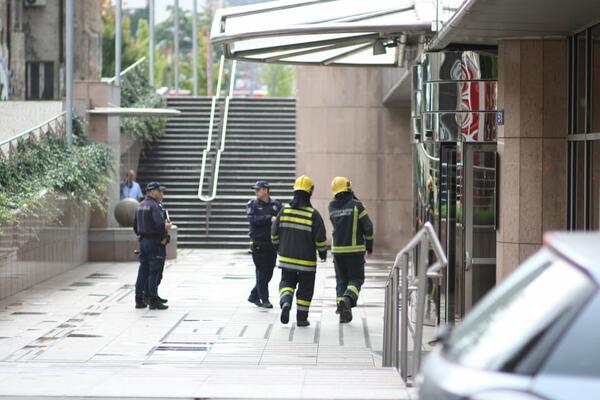 NOVOSADSKI VATROGASCI IMALI NEOBIČNU AKCIJU: Zbog gumenog BAZENA nastala opšta DRAMA! (VIDEO)