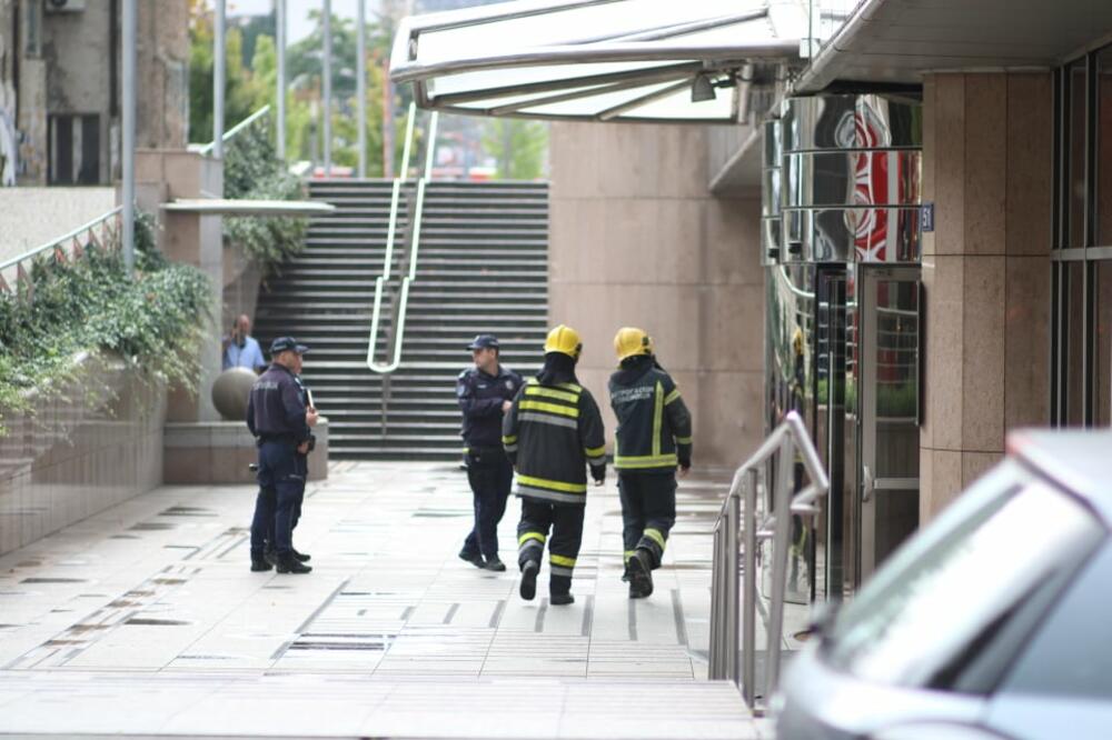 NOVOSADSKI VATROGASCI IMALI NEOBIČNU AKCIJU: Zbog gumenog BAZENA nastala opšta DRAMA! (VIDEO)