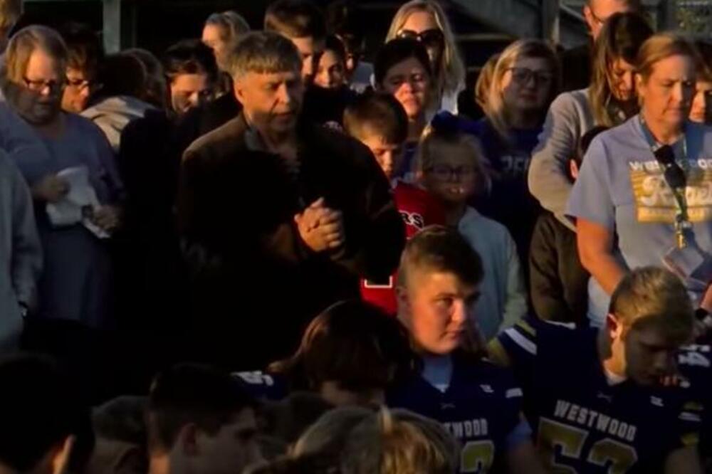 TRAGEDIJA NA PARADI U AJOVI: Dečak (12) poginuo kada je preko njega prešlo VOZILO, nije mu bilo SPASA! (VIDEO)