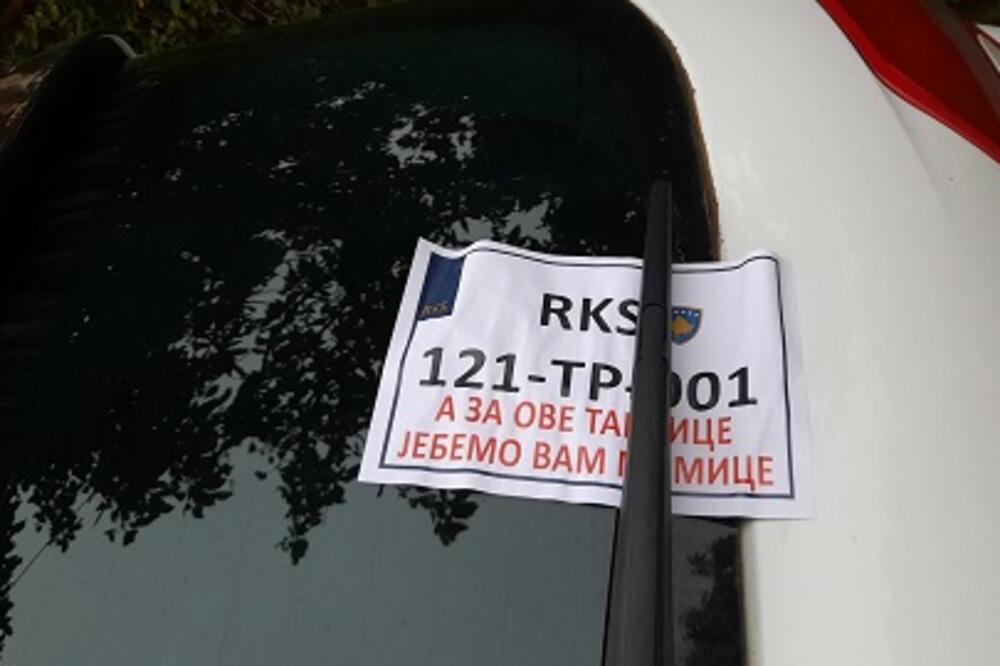 NA AUTOMOBILIMA SA SRPSKIM TABLICAMA OSVANULE PRETEĆE PORUKE: Novi SKANDAL u Kosovskoj Mitrovici! (FOTO)