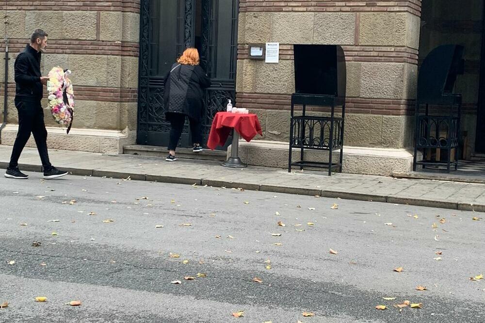 KUMA MARINE TUCAKOVIĆ I DUGOGODIŠNJA PRIJATELJICA UŠLA U KAPELU SA SUZAMA U OČIMA!