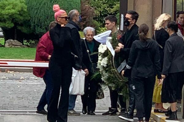 KARLEUŠA SVA U CRNINI STIGLA NA SAHRANU MARINE TUCAKOVIĆ: Slomljena i skrhana bolom ispraća prijateljicu! (FOTO)