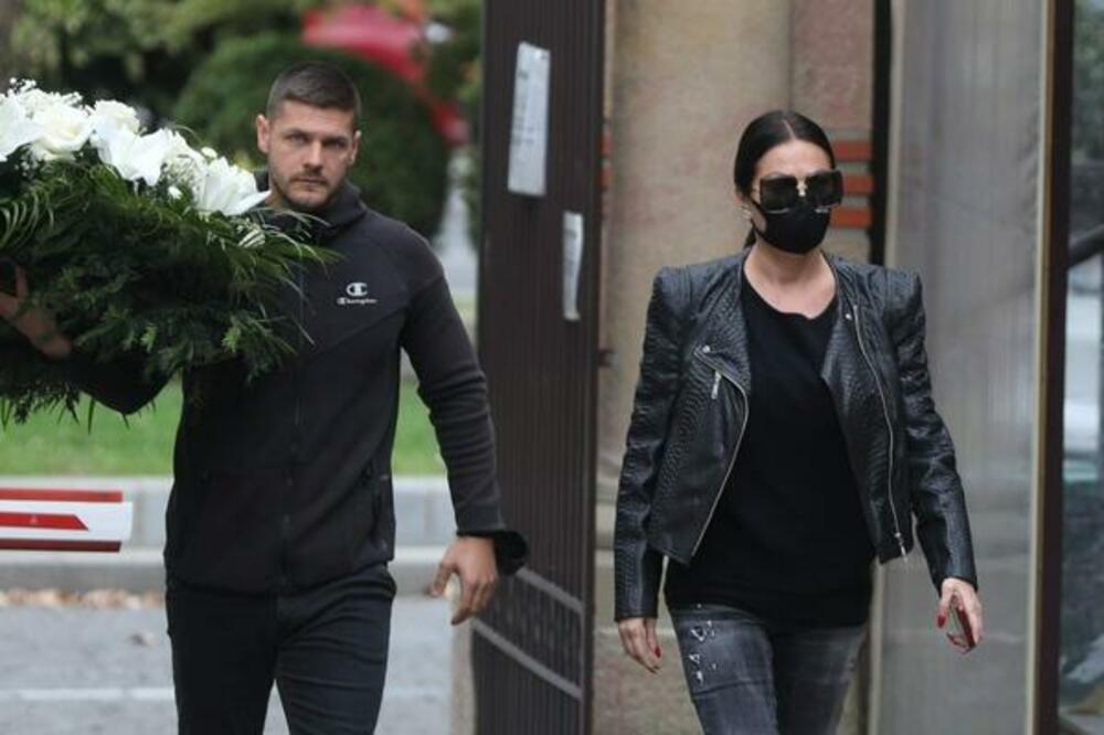 MARINA JE ZA CECU BILA DRUGA MAJKA,CEO ŽIVOT JOJ ZNALA! Slomljena od bola,nema i bledog lica ušla na groblje!(FOTO)