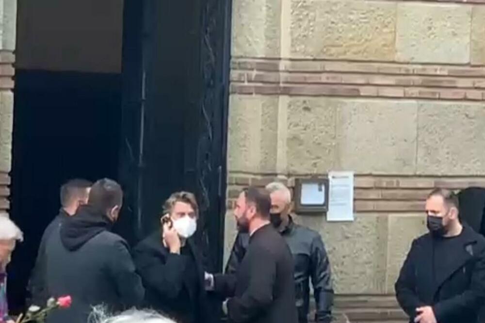 MARININ SIN GRCA U SUZAMA NA NOVOM GROBLJU! Poslednji put ispraća svoju majku: Scene koje slamaju srce! (VIDEO)