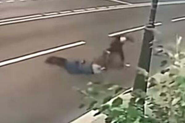 OTIMAO BAKI TORBU NA ULICI, ALI JE BIO SLABIJI: Momak nakon toga uradio nešto NESVAKIDAŠNJE! (VIDEO)