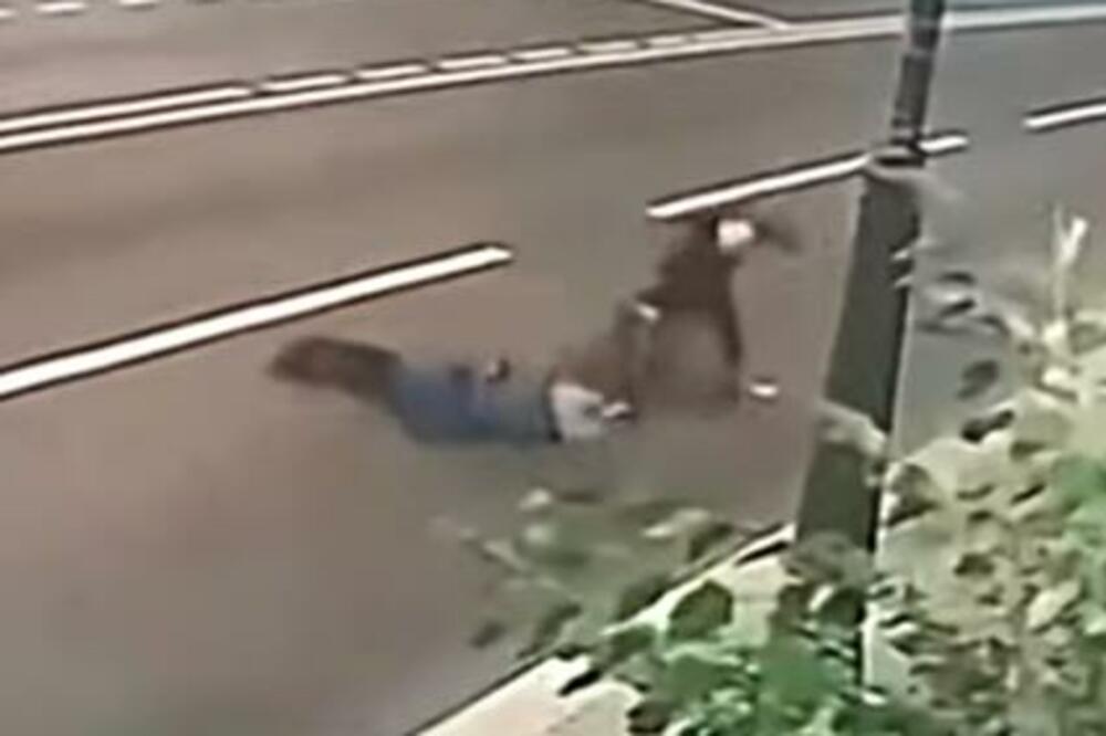 OTIMAO BAKI TORBU NA ULICI, ALI JE BIO SLABIJI: Momak nakon toga uradio nešto NESVAKIDAŠNJE! (VIDEO)