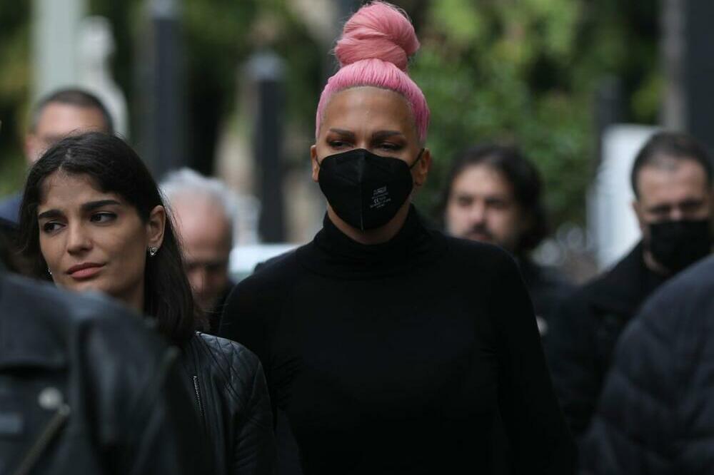 KARLEUŠA GRCA U SUZAMA U POVORCI, POTPUNO SLOMLJENA I SKRHANA! Potresne scene na Novom groblju! (FOTO)