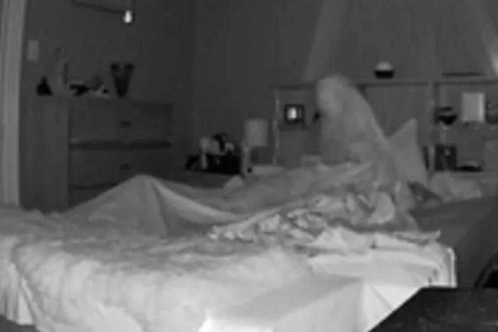 "VOLEO BIH DA VAM KAŽEM DA SE ŠALIM": Majka se žalila na čudne zvukove, pa sinu poslala JEZIVE FOTOGRAFIJE! (FOTO)