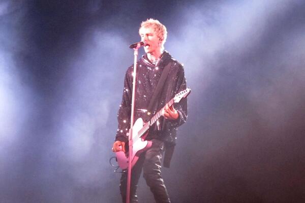 HAOS NA NASTUPU! Poznati pevač se potukao sa fanom, OBEZBEĐENJE IH RAZDVAJALO! (VIDEO)