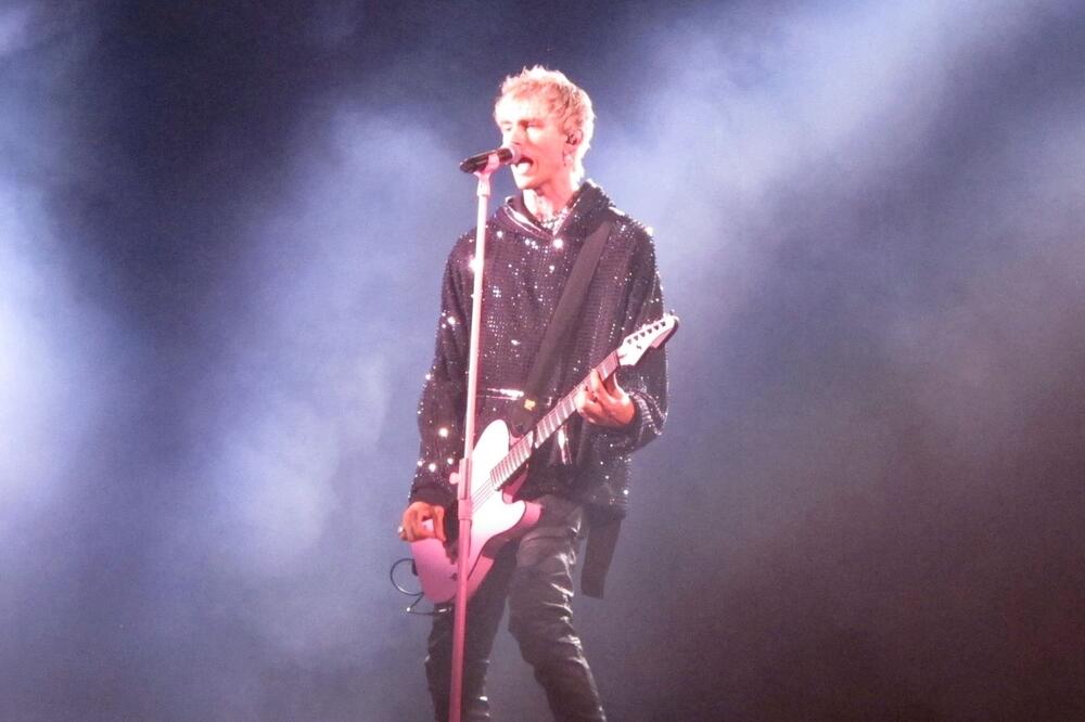 PEVAČ UDARIO FANA USRED NASTUPA: Mnogi su FRAPIRANI ovom SITUACIJUOM, mediji BRUJE o POSTUPKU