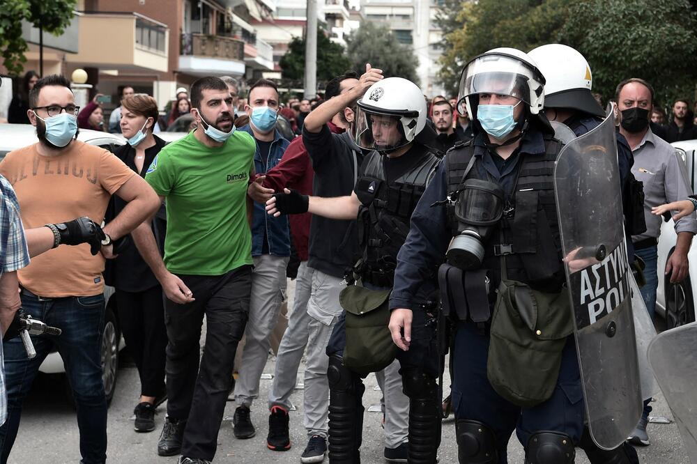 U SUKOBIMA U SOLUNU POHAPŠEN VELIKI BROJ MLADIH LJUDI: Leteli Molotovljevi kokteli, baklje i kamenice (FOTO)