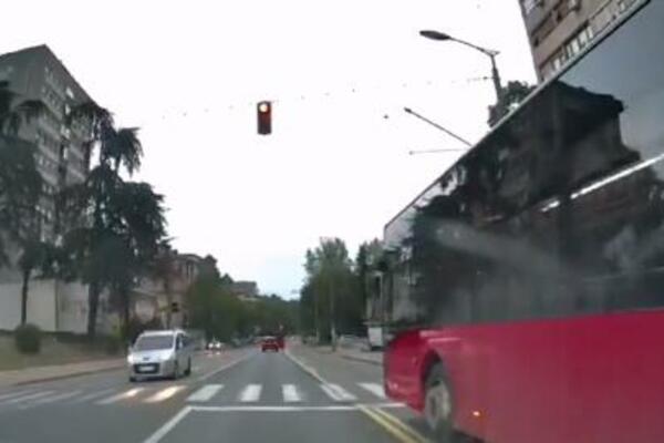VOZAČ GSP-A PROŠIŠAO KROZ CRVENO, PA IZAZVAO URNEBESNE KOMENTARE: Reakcije su NEVIĐENE (VIDEO)