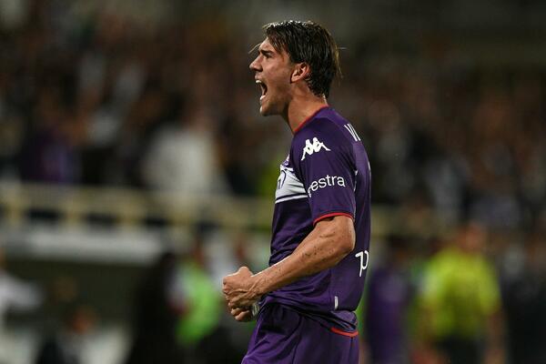 NAVIJAČI FIORENTINE IZVIŽDALI VLAHOVIĆA NA ZAGREVANJU: Srpski napadač zatim odbio da izvede penal za Violu!