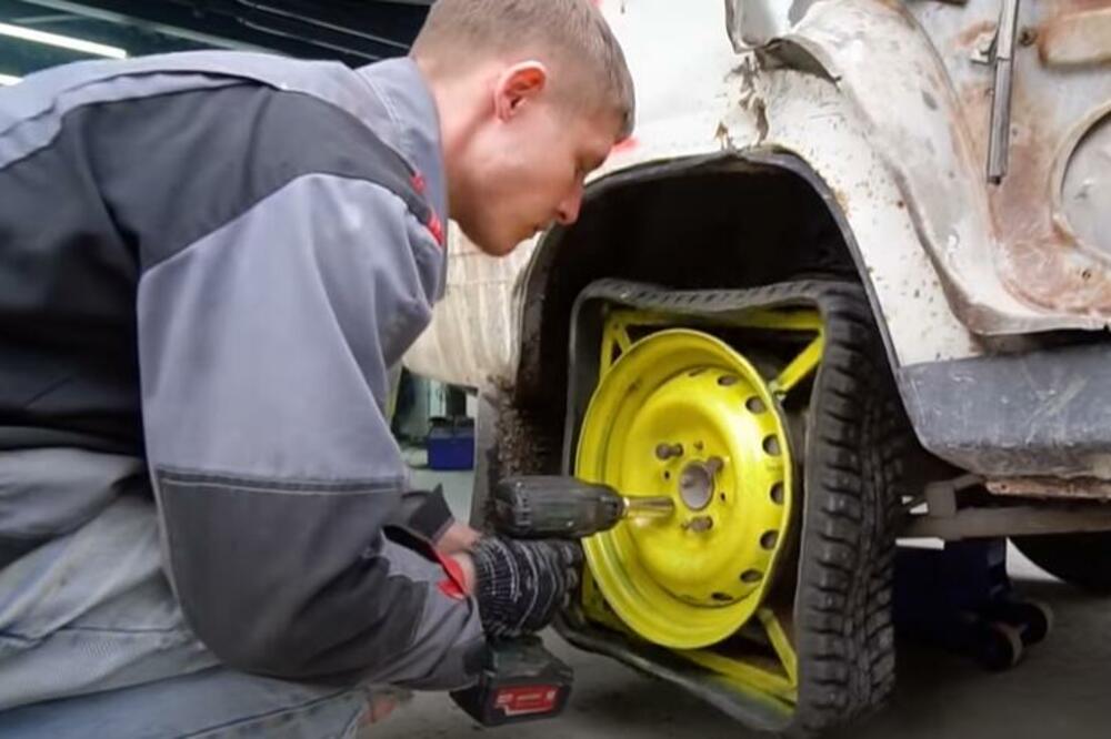 STAVILI KOCKASTE TOČKOVE NA AUTOMOBIL! Pogledajte šta se dogodilo