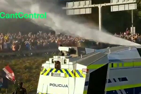 SUZAVAC PROTIV DEMONSTRANATA U LJUBLJANI! Policija na ovaj način pokušala da se izbori sa ljudima