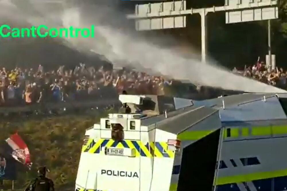 SUZAVAC PROTIV DEMONSTRANATA U LJUBLJANI! Policija na ovaj način pokušala da se izbori sa ljudima