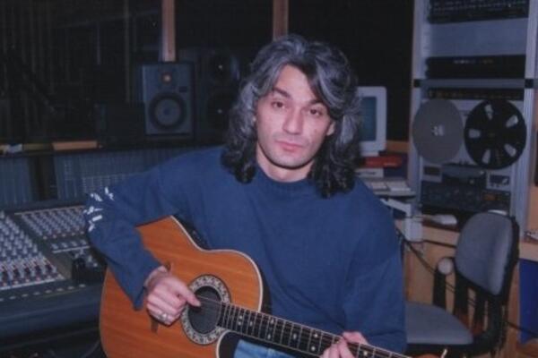 DA LI ZNATE KO JE NA FOTOGRAFIJI? Sa ŽENOM SVOG ŽIVOTA je napravio NAJVEĆE HITOVE, važio je za "ČOVEKA IZ SENKE"!