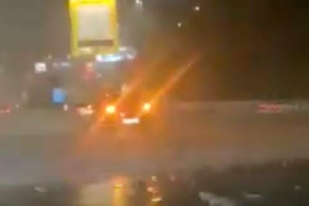 OBILNE PADAVINE IZAZVALE POPLAVE U LJUBLJANI: Brojni automobili uništeni, ljudi zaglavljeni u njima! (VIDEO)