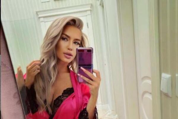 PEVAČICA ODUVALA PROVOKATIVNOM FOTOGRAFIJOM: Grudi jedva DA JE PREKRILA, otkrila je I PREVIŠE, VEOMA OSKUDNO (FOTO)