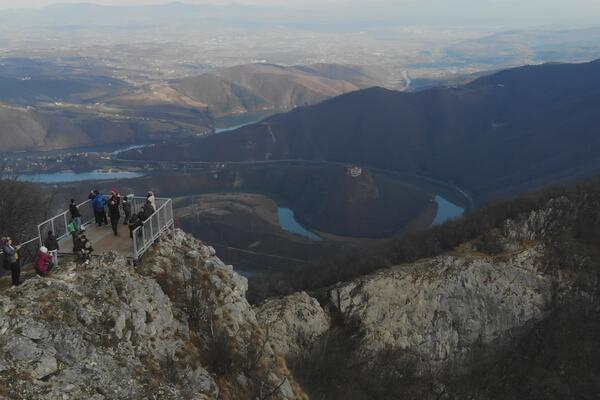 NAJLEPŠI VIDIKOVAC U SRBIJI! Ovaj prizor privukao je pažnju moru turista, dolazi do proširenja kapaciteta! (FOTO)