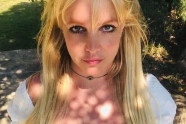 BEZ BLAMA! BRITNI SPIRS PONOVO ŠOKIRA: Trudna pozirala potpuno GOLA sa svojim psom u naručju!