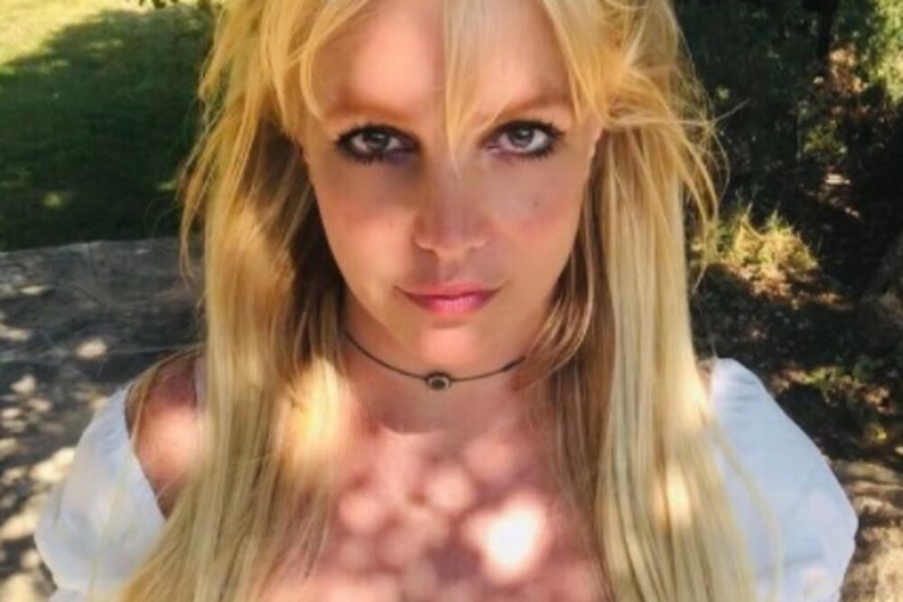 BEZ BLAMA! BRITNI SPIRS PONOVO ŠOKIRA: Trudna pozirala potpuno GOLA sa svojim psom u naručju!