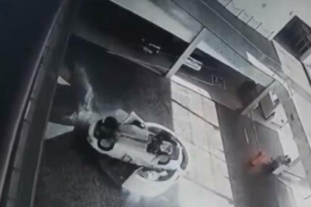 STRAVIČAN SNIMAK: Izgubio kontrolu nad automobilom, pao sa 6 METARA VISINE, JEZIVO! (VIDEO)