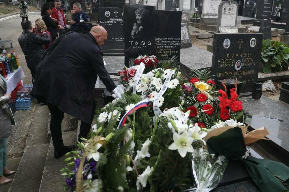 31 GODINU NIJE SA NAMA: Bjela se nije pojavio na POMENU zbog OVOGA, ali su došle druge LEGENDE