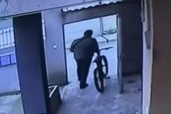 LOPOV MIRNO UŠETAO U ZGRADU U VRŠCU I UKRAO DEČJI BICIKL: Kamere su snimile sve (VIDEO)