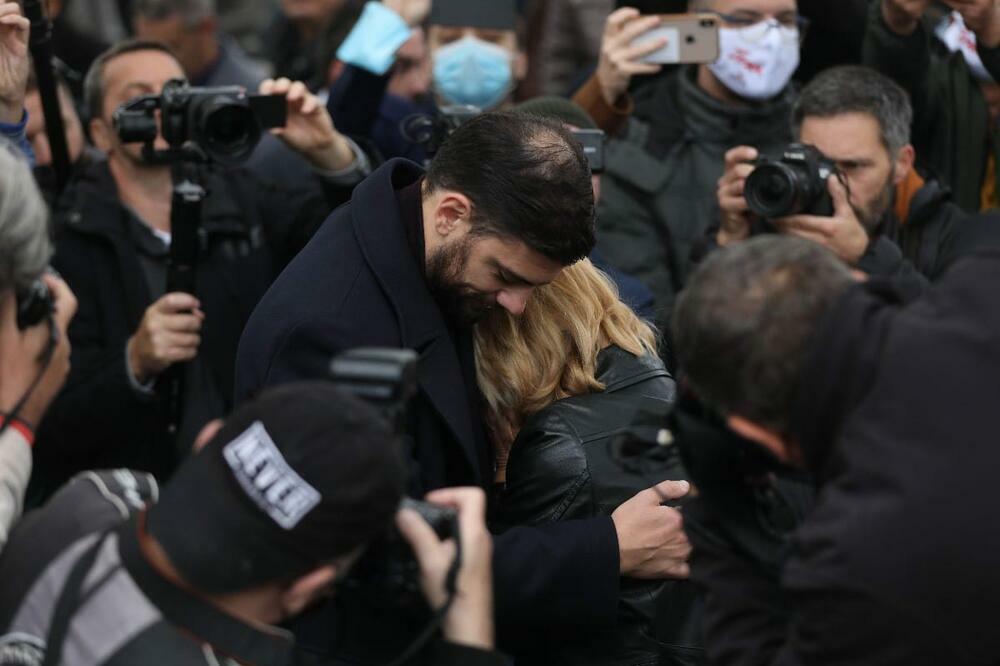 SCENE ZBOG KOJIH ĆETE LITI SUZE! Udovica Gordana pala u zagrljaj Milanu Mariću i zaplakala na sav glas! (FOTO)